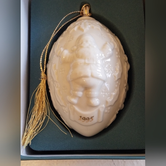 Lenox Porcelain 1995 Santa Claus Gold Trim Hanging Ornament - Picture 4 of 11